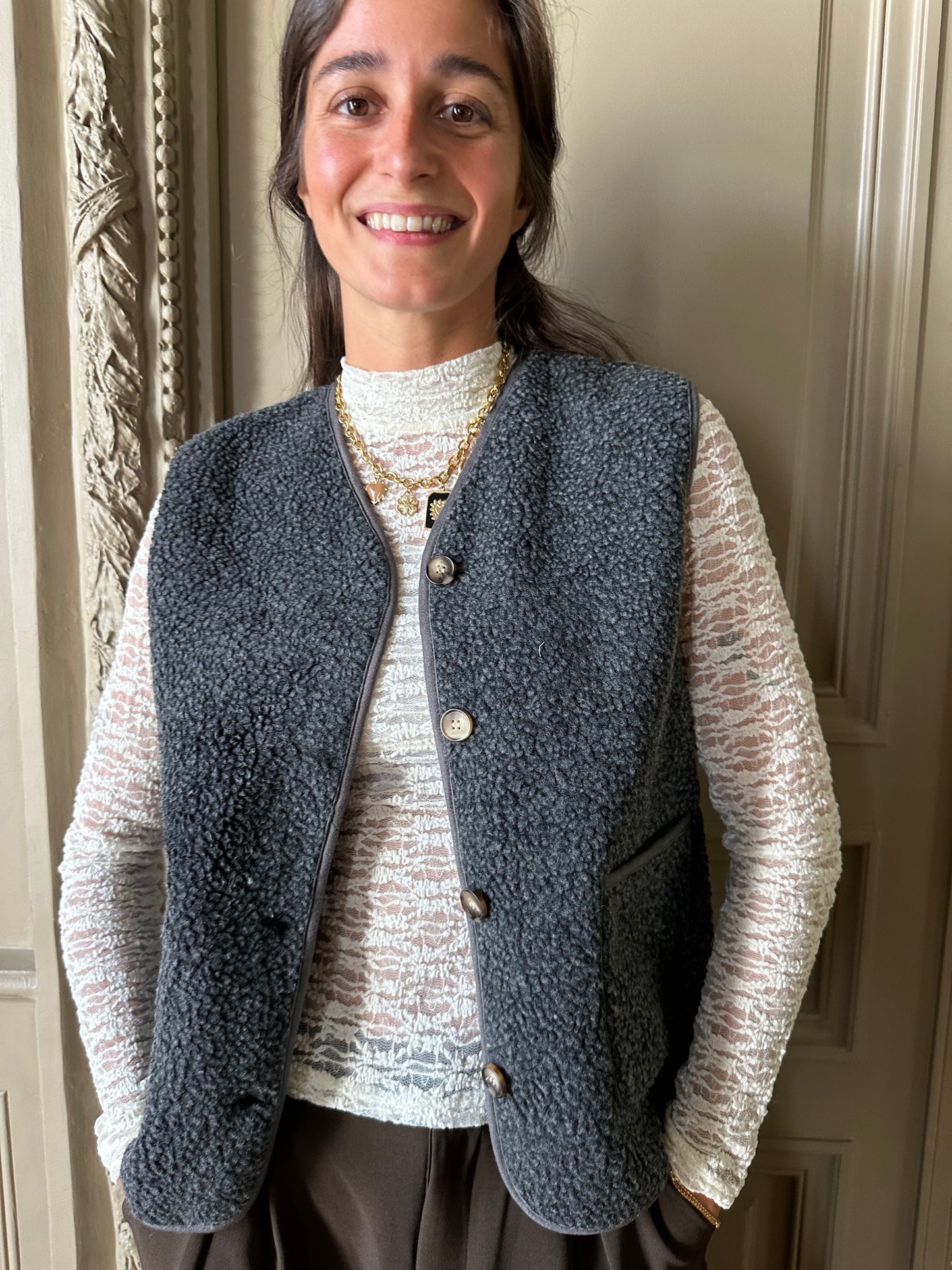 GILET SANS MANCHES THAIS GRIS